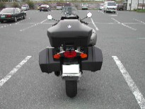 後ろから・なんだか違うバイクみたいです。何を積んでるの？って感じ。