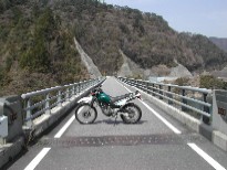 朝霧湖にかかる橋の上にて